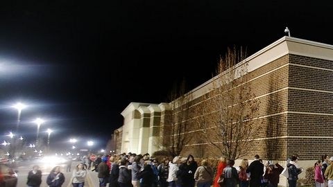 Consumidores hicieron largas filas para poder entrar a Kohls.