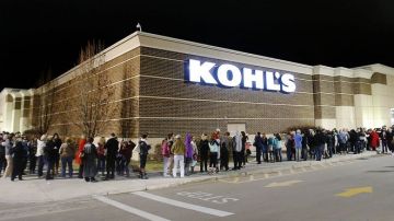 Consumidores hicieron largas filas para poder entrar a Kohls.