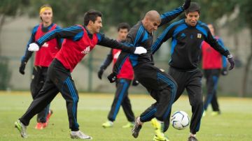 Carlos Salcido (centro), de Tigres, controla el balón durante un entrenamiento de cara al partido ante América mañana.