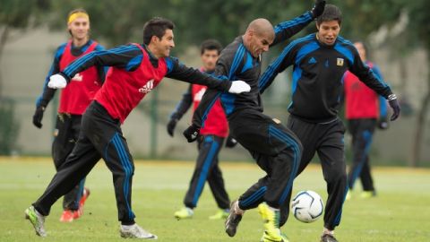 Carlos Salcido (centro), de Tigres, controla el balón durante un entrenamiento de cara al partido ante América mañana.