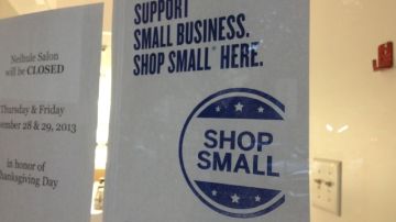 Un cartel anuncia el evento de el 'Small Business Saturday' ./Archivo