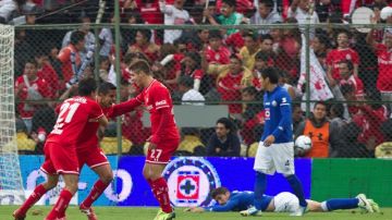 Oscar Rojas (2do izq.) es felicitado por sus compañeros del Toluca, tras marcar en la goleada a Cruz Azul, el sábado pasado.