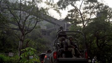 Militares mexicanos ingresan a la minería de Aquila donde ha realizado patrullajes en contra de los carteles de la droga.