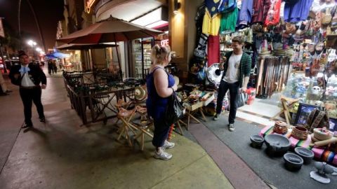 Una turista busca souvenirs en una tienda deTijuana.
