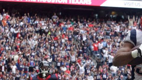 Shane Vereen (34)  anota y celebra un touchdown ante los Texans.