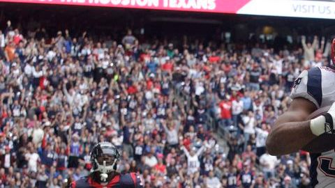Shane Vereen (34)  anota y celebra un touchdown ante los Texans.