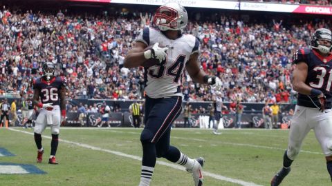 Shane Vereen (34) anota y celebra un touchdown ante los Texans.