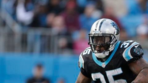 Mike Tolbert de los Panthers corría el balón.