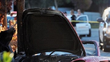 Las autoridades encontraron el auto prendido en llamas cuando llegaron al lugar del accidente.