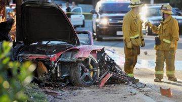 Las autoridades encontraron el auto prendido en llamas cuando llegaron al lugar del accidente.
