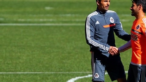 El portero Luis Ernesto Michel (izq.) cierra su ciclo con las Chivas. Aquí se despide del delantero  Rafael Márquez Lugo.