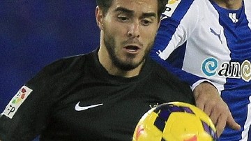 GRA274. BARCELONA, 30/11/2013.- El centrocampista del Espanyol David López (d) y el centrocampista de la Real Sociedad Javier Ros luchan por el balón durante el partido correspondiente a la decimoquinta jornada de Liga de Primera División que disputan en el estadio de Cornella-El Prat. EFE/ Andreu Dalmau.