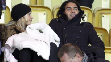 Radamel Falcao García (d) y su esposa presenciaron  desde las gradas la victoria del Monaco sobre el Rennes ayer, en el estadio Stade Louis II, del principado.