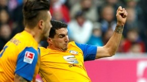 El holandés Arjen Robben (d), del Bayern Munich, anota su segundo gol, tras una gran jugada individual