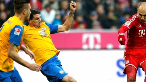El holandés Arjen Robben (d), del Bayern Munich, anota su segundo gol, tras una gran jugada individual