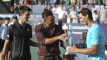 El actor Will Smith entrega el trofeo a Rafa Nadal (d), luego que el español derrotara al serbio Novak Djokovic (izq) en un partido de exhibición en Buenos Aires la semana pasada.