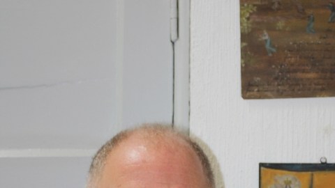 Jorge Durand con sus retablos.