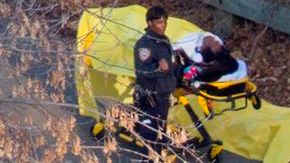 Los bomberos atienden a las decenas de pasajeros heridos por el descarrilamiento del tren en El Bronx.