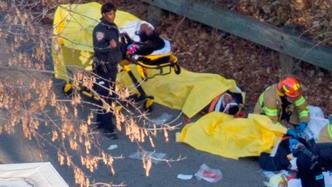 Los bomberos atienden a las decenas de pasajeros heridos por el descarrilamiento del tren en El Bronx.