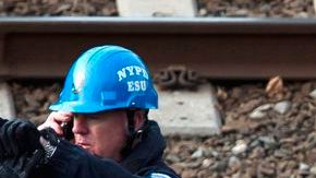 El gobernador de Nueva York Andrew Cuomo (abajo centro) y el Comisionado de Policía de la Ciudad de Nueva York Raymond Kelly (arriba centro), inspeccionaban el lugar del accidente.