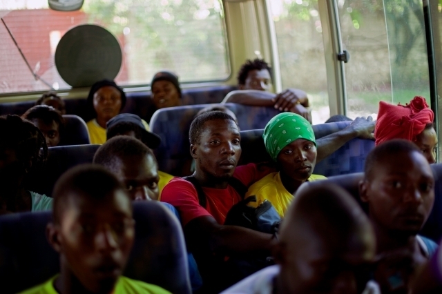 Un grupo de haitianos espera retornar a su país tras la medida impuesta.