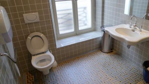 El cuarto de baño debe ser adaptado para una mejor transi