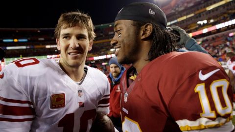Eli Manning (izquierda) habla con Robert Griffin III tras finalizar el partido.