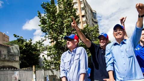 El candidato por la Alcaldía Mayor de Caracas, Antonio Ledezma  (i), con el gobernador del estado Miranda, Enrique Capriles (2i) participan en una caravana.