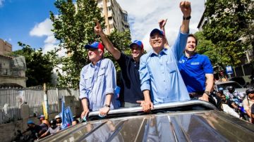 El candidato por la Alcaldía Mayor de Caracas, Antonio Ledezma  (i), con el gobernador del estado Miranda, Enrique Capriles (2i) participan en una caravana.