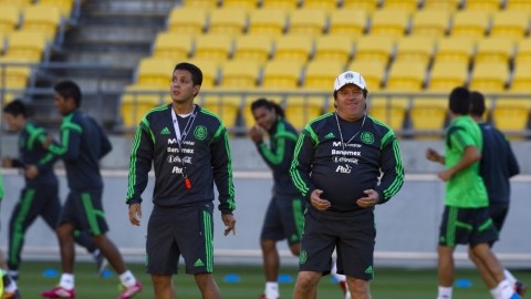 Miguel Herrera (c) dirigirá a México en el Mundial de Brasil 2014.