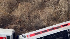 Bomberos, patrullas de policía y  servicios de emergencia se apersonaron en el sitio del descarrilamiento, en El Bronx.