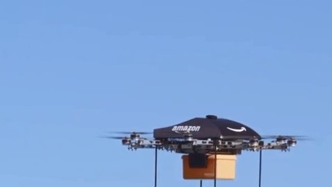 Los directivos de Amazon dijeron que en un plazo de cuatro a cinco años podrían iniciar la distribución de miles de artículos mediante aviones no tripulados o "drones".