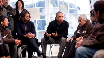 El pasado viernes el presidente Barack Obama, junto a su esposa Michelle, visitó de sorpresa a los activistas que están en huelga de hambre en el Mall de Washington.