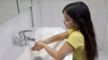 Desde temprana edad se le debe inculcar a los menores la importancia de mantener sus manos limpias.