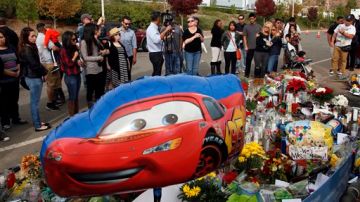 Seguidores de Paul Walker visitan el lugar donde ocurrió el accidente, en Valencia, a unas 30 millas al norte de Los Ángeles.