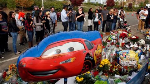 Seguidores de Paul Walker visitan el lugar donde ocurrió el accidente, en Valencia, a unas 30 millas al norte de Los Ángeles.