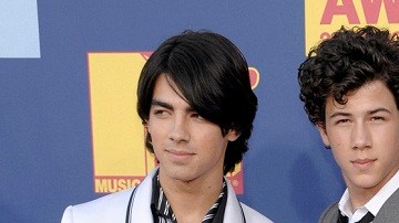 Joe Jonas (izquierda), Nick Jonas (centro), y Kevin Jonas integraban a Jonas Brothers, separado en octubre pasado.