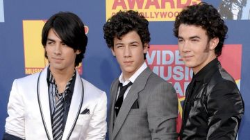 Joe Jonas (izquierda), Nick Jonas (centro), y Kevin Jonas integraban a Jonas Brothers, separado en octubre pasado.