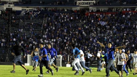 Los fanáticos de La Máquina se lanzaron molestos a la cancha del Estadio Azul tras la eliminación ante Toluca, el sábado.