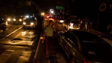 En crisis los venezolanos al quedar a oscuras anoche.
