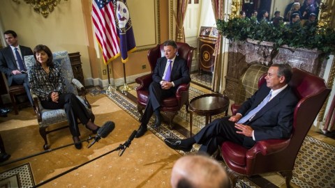 El presidente de Colombia, Juan Manuel Santos Calderón (centro), la canciller colombiana Maria Ángela Holguín (izquierda) y el presidente de la Cámara de Representantes de Estados Unidos, John Boehner (derecha), antes de su reunión en el Capitolio.