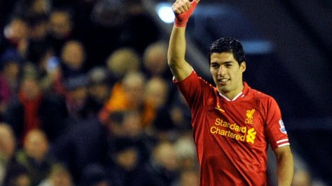 El delantero uruguayo Luis Suárez consiguió cuatro goles en el triunfo 5-1 del Liverpool sobre Norwich City