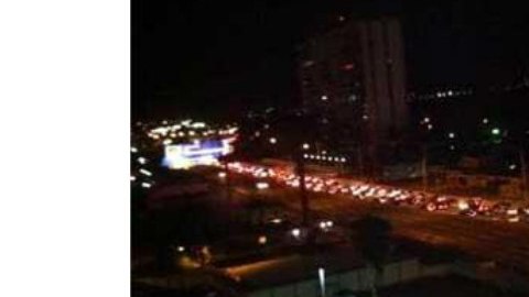 Conductores cerraron un túnel en San Juan y un puente cerca del principal aeropuerto internacional de Puerto Rico anoche.