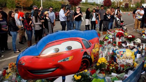 Con una imagen del famoso "Rayo" McQueen, del filme "Cars", los fans de Paul Walker le rinden tributo en el lugar de su muerte.