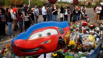 Con una imagen del famoso "Rayo" McQueen, del filme "Cars", los fans de Paul Walker le rinden tributo en el lugar de su muerte.
