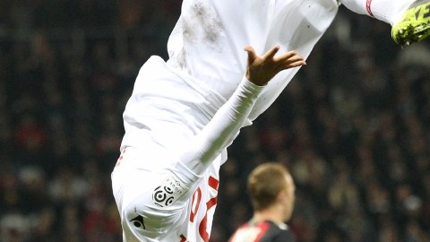 Emmanuel Riviere realiza una espectacular marometa como festejo después de marcar el 2-0 ayer al Niza en el Estadio Allianz Riviera.