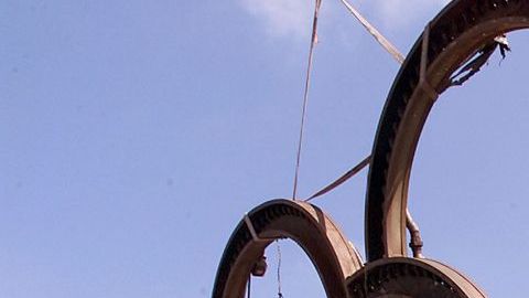 Los históricos aros olímpicos del Coliseo de Los Ángeles restaurados en 2004. Hay una esperanza de que la justa estival vuelva a la zona de California.