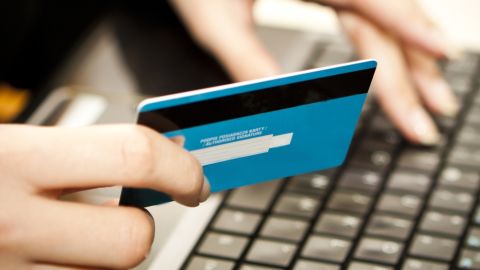 Al comprar por internet, utilizar una tarjeta de crédito resulta más seguro que una de débito.