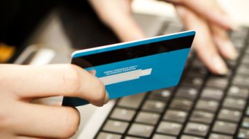 Al comprar por internet, utilizar una tarjeta de crédito resulta más seguro que una de débito.