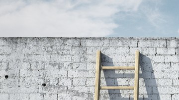 "Subir" necesita de este destino solo cuando se culmina la subida, y esta puede corresponder a cualquier parte.